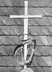 Kreuz auf dem Dach der Sakristei, 1962