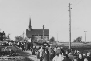 Kapelle Zum Guten Hirten in Hagen, im Bau, Außenansicht, die Glocken werden zur Kapelle gebracht, um 1961