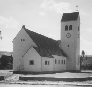 Kirche, Ansicht von Nordosten, Foto: Ernst Witt, Hannover, 1955