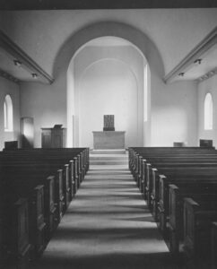 Kirche, Blick zum Altar, Foto: Ernst Witt, Hannover, Mai 1954