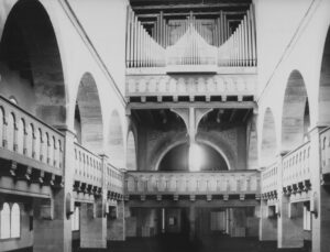 Kirche, Blick zur Orgel, um 1950