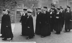 Festgottesdienst in der wiederhergestellten Kirche am 6. Dezember 1959. Einzug der Geistlichkeit, u. a. LSup. Johannes Schulze und Senior Wilhelm Bruning am Ende des Zuges