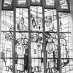 Kirche, Südostecke des südlichen Seitenschiffs, Buntglasfenster „Pfingsten“ (Heinz Lilienthal, Bremen, 1959)