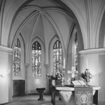 Kirche, Blick in den Chorraum, hinter dem Altar der Taufstein, nach 1959