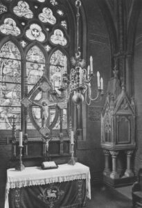 Kirche, Chorraum, neugotisches Altarretabel (um 1875, in den 1950er Jahren entfernt) und Sakramentshäuschen, wohl 1927
