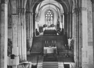 Kirche, Blick in den Chorraum, vor 1964