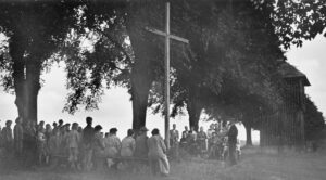 Gottesdienst am Basberg (mit Kreuz und Glockenturm), 1955