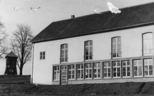 Gemeindehaus mit Kirchsaal und Glockenturm, Außenansicht, 1954 (?)