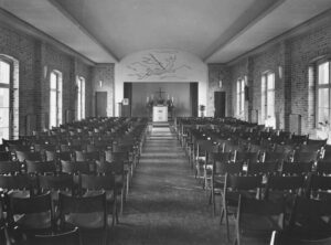 Kirchsaal, Blick zum Altar, 1955