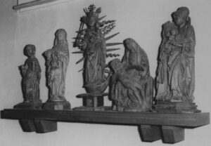 Skulpturen: „Maria Magdalena“, „Elisabeth von Thüringen“, „Mondsichelmadonna“, „Pietà“, „Anna selbdritt“ (von links nach rechts)