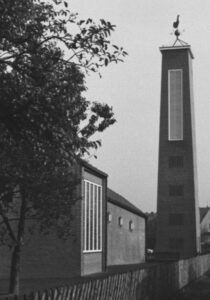 Glockenturm und Kirche, Außenansicht, um 1964