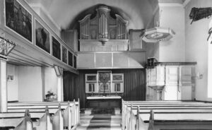 Kirche, Blick zum Altar und zur Orgel, 1952