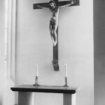 Agathenburg, Altartisch und Kruzifix, Foto: Ernst Witt, Hannover, 1953