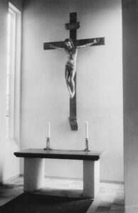 Agathenburg, Altartisch und Kruzifix, Foto: Ernst Witt, Hannover, 1953