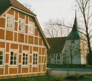 Pfarrhaus (links) und Kirche, Ansicht von Nordwesten, um 1993
