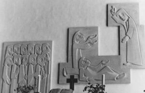 Relief „Heilung des Fallsüchtigen“ (1966, Kurt Lettow, Bremen), Foto: P. Greve, Jöllenbeck (?), um 1968