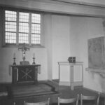Kirche, Gemeindesaal unter Nordostempore, Blick zum Altar, Foto: Ernst Witt, Hannover, Juli 1954