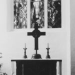 Kirche, Gemeindesaal unter Nordostempore, Altar mit Buntglasfenster, Foto: Ernst Witt, Hannover, August 1966