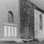 Gedenktafel für die im Zweiten Weltkrieg getöteten und vermissten Soldaten aus dem Kirchspiel Lamstedt in der Südwand des Turms, Relief einer knienden Figur in der Westwand des Kirchenschiffes, 1932