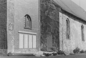 Gedenktafel für die im Zweiten Weltkrieg getöteten und vermissten Soldaten aus dem Kirchspiel Lamstedt in der Südwand des Turms, Relief einer knienden Figur in der Westwand des Kirchenschiffes, 1932