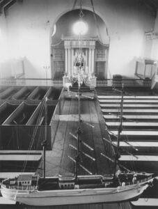 Kirche, Blick zum Altar (von der Empore aus), Foto: Ernst Witt, Hannover, August 1954