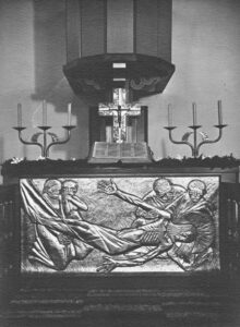 Altar, Antependium mit Relief der Beweinung Christi