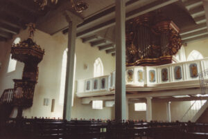 Kirche, Blick zur Orgel im Südquerarm, April 1987