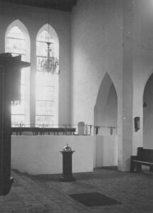 Kirche, Blick in den südlichen Querhausarm, Foto: Ernst Witt, Hannover, Juli 1955