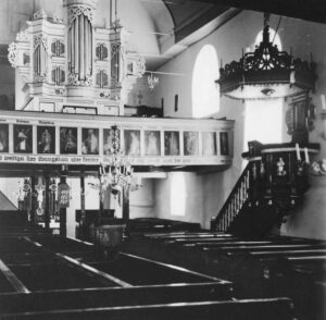 Kirche, Blick zum Altar und zur Orgel, vor 1960