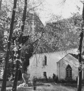 Kirche, Ansicht von Südosten, mit Taufstein vor der Kirche, vor 1977