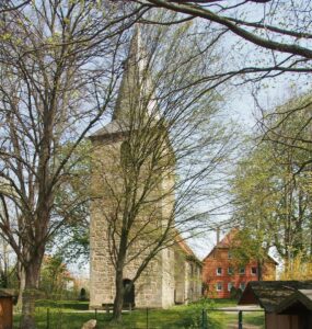 Kirche und Pfarrhaus, Blick von Westen, 2023, Foto: Wolfram Kändler, CC BY-SA 3.0 de