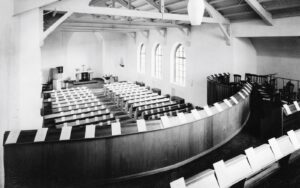 Kirche, Blick zum Altar (von der Empore aus), 1958 (?)