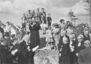 Grundsteinlegung der Kirche, LSup. Adolf Wischmann liest aus der Agende, 5. Juni 1955