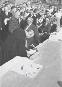 Grundsteinlegung der Kirche, LSup. Adolf Wischmann legt die Urkunde in den Grundstein, 5. Juni 1955