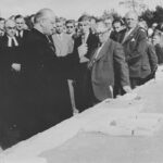 Grundsteinlegung der Kirche, die Hammerschläge durch LSup. Adolf Wischmann beenden die Grundsteinlegung, 5. Juni 1955