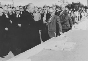 Grundsteinlegung der Kirche, die Hammerschläge durch LSup. Adolf Wischmann beenden die Grundsteinlegung, 5. Juni 1955