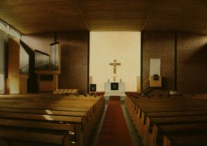 Kirche, Blick zum Altar und zur Orgel, 1980