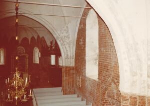 Kirche, Blick zum Altar, Teilansicht: Blick auf die Südwand, 1974