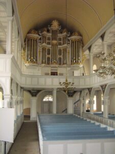 Gartow, Kirche, Innenraum, Blick zur Orgel