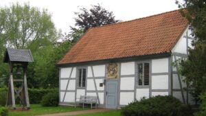 Kolborn, Kapelle, außen, Glockenträger