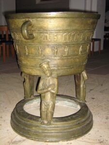 Lüchow, Kirche, Innenraum, Taufkessel