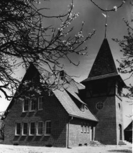 Meckelfeld, Kirche, Turm, Pfarrhaus, Außenansicht