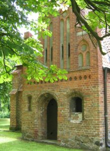 Plate, Kirche, Außenansicht, Vorbau