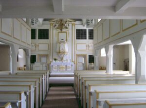 Quickborn, Kirche, Innenraum, Blick zum Kanzelaltar