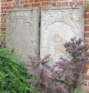 Restorf, Kirche, Außenansicht, Grabsteine