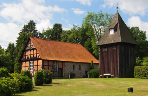 Undeloh, Kirche und Kirchturm, Außenansicht