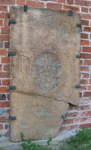 Schnackenburg, Kirche, Außenansicht, Grabplatte