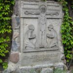 Trebel, Kirche, Außen, Gedenkstein