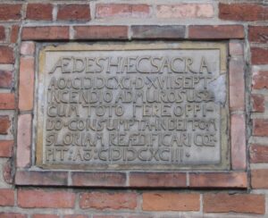 Wustrow. Kirche, Außenansicht, Inschriftentafel