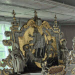 Altenau, Kirche, Innenraum, Aufersethungsrelief am Altar, 2025